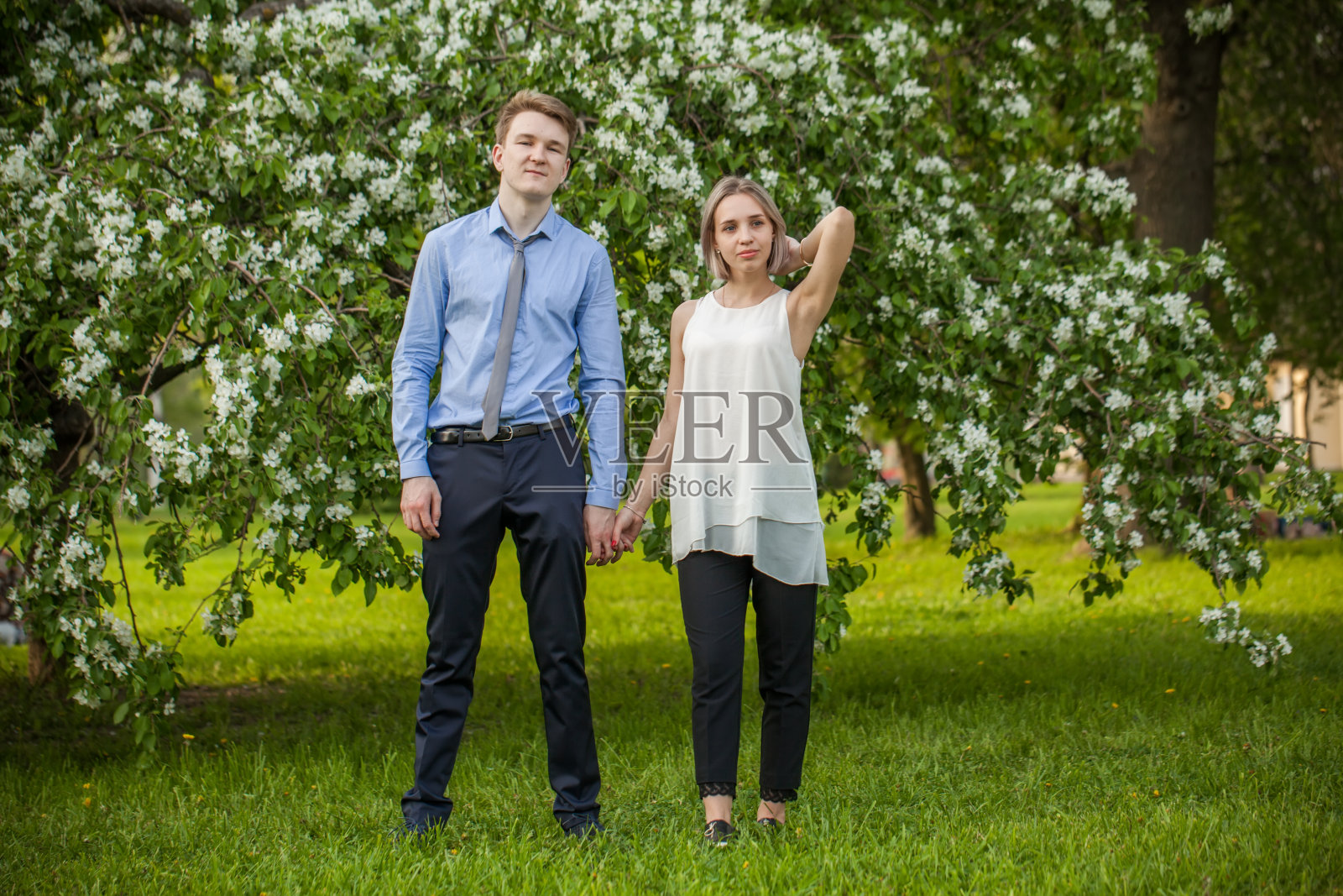 年轻夫妇在春天公园照片摄影图片