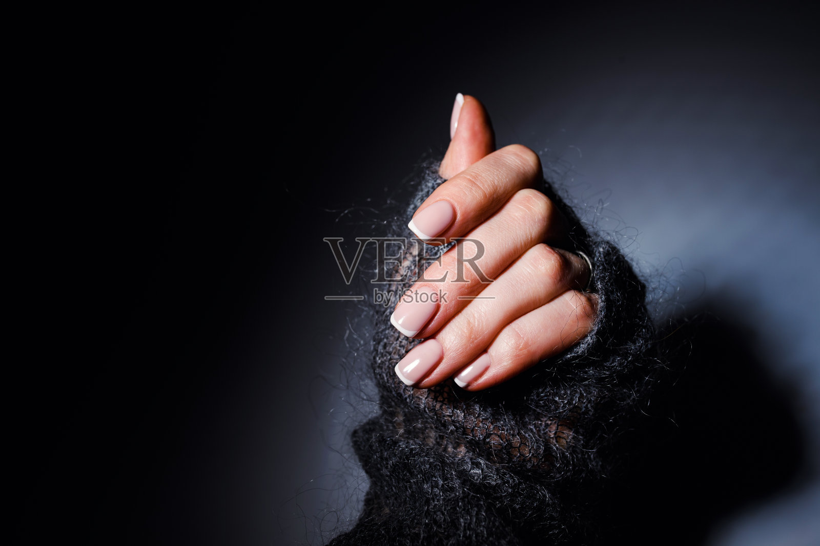 女性柔软的手与美丽的法式美甲照片摄影图片