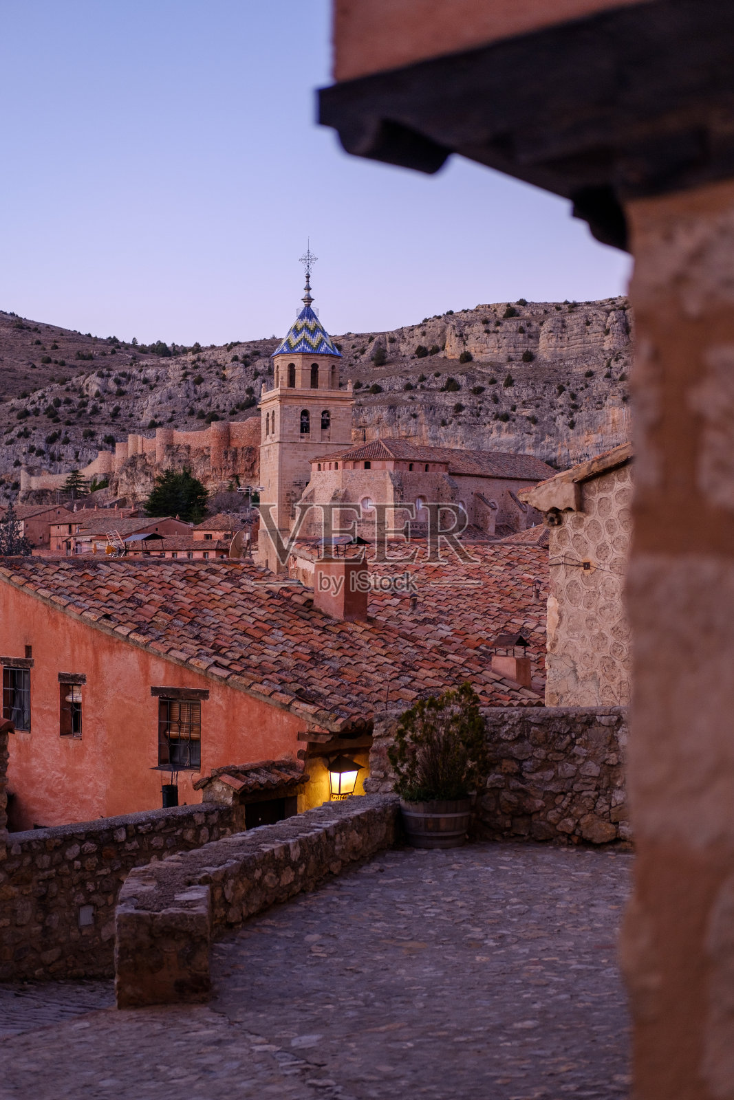 阿尔巴拉辛，特鲁埃尔的中世纪围墙村庄照片摄影图片