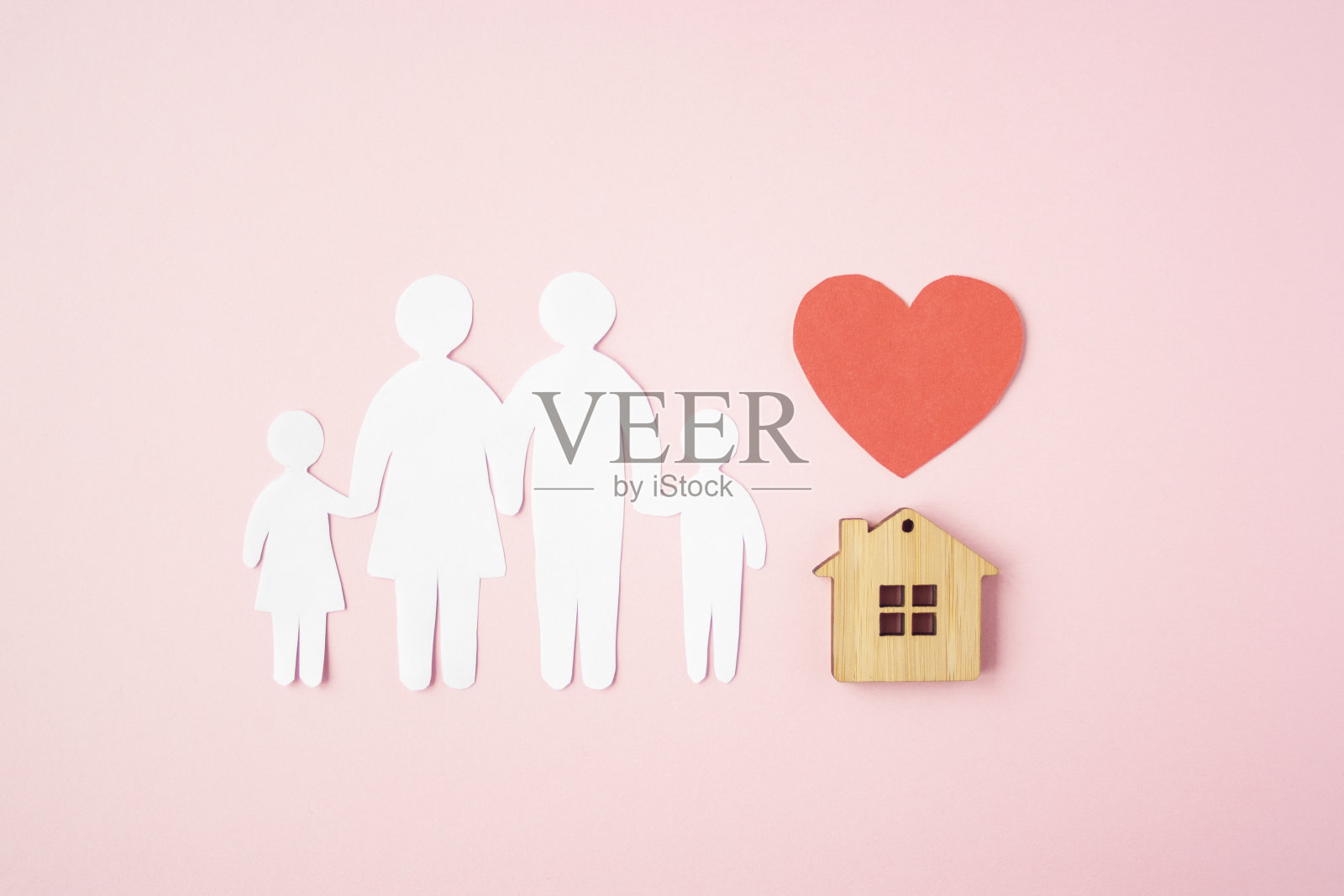 幸福的纸家庭与房子和红色的心在粉红色的背景。爱与家庭结合的理念。照片摄影图片