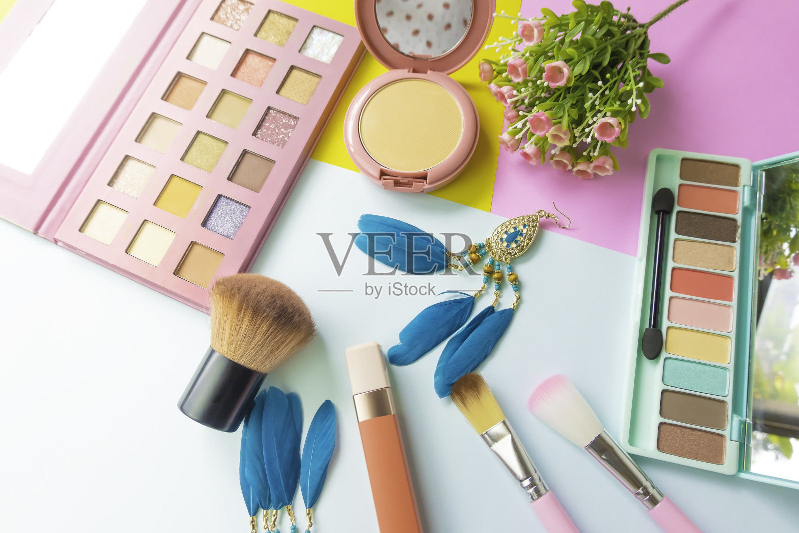 选择重点粉妆垫底粉底和彩妆装饰彩妆系列，彩妆美容产品以粉彩为背景，照片摄影图片