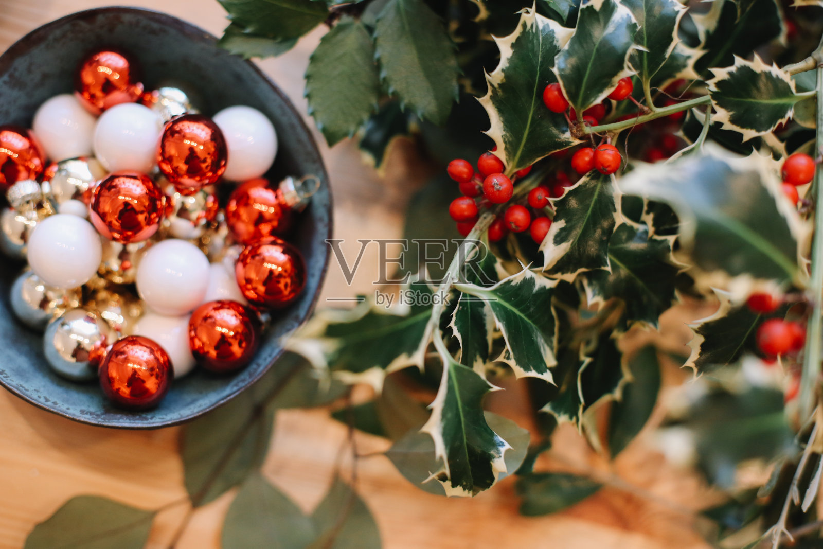 圣诞花环的底座。圣诞装饰品。花商制作圣诞花环。观女性手作花环。装饰花环。橘子，花红浆果，木星星。照片摄影图片