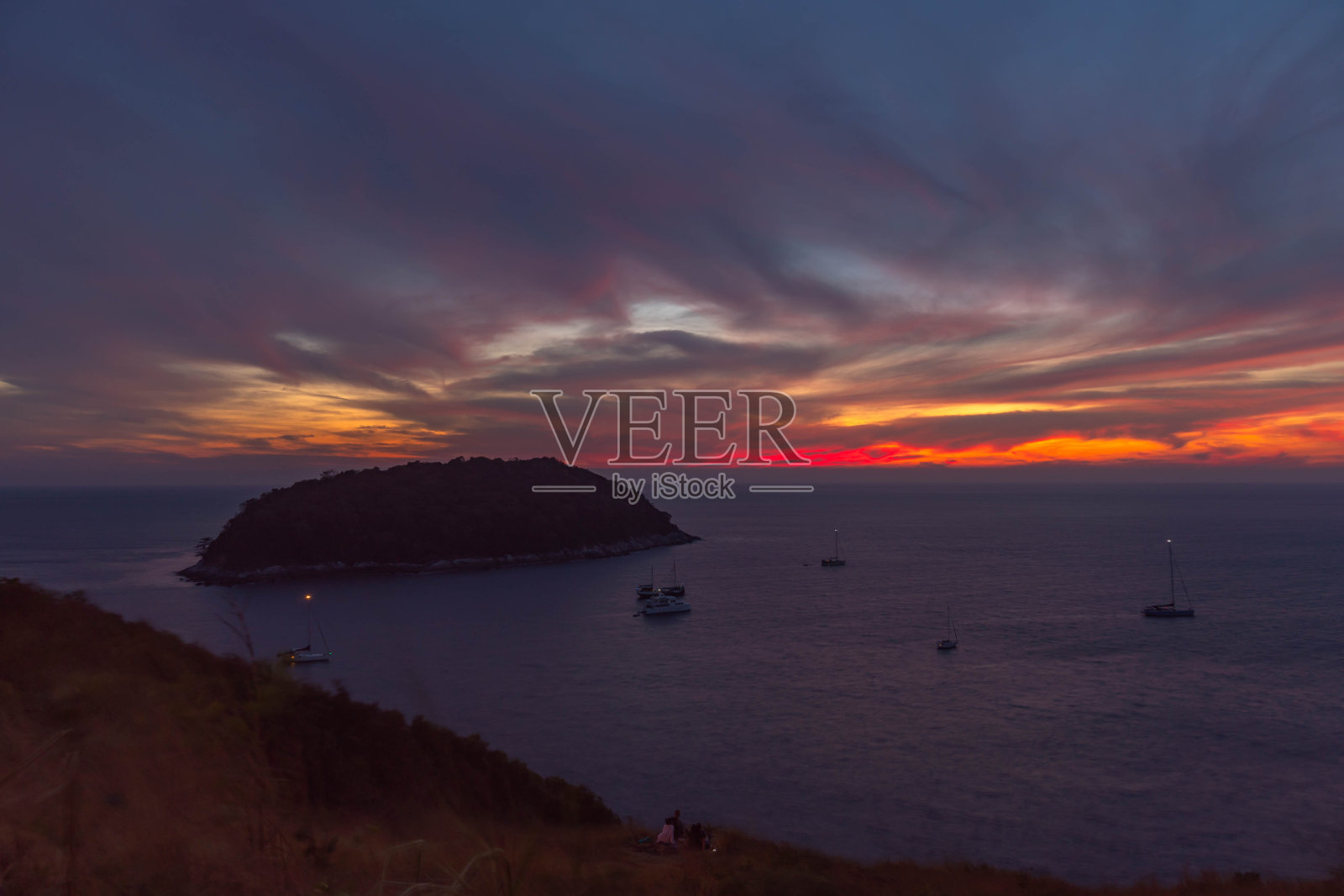 风景日落在风力涡轮机的观点。照片摄影图片