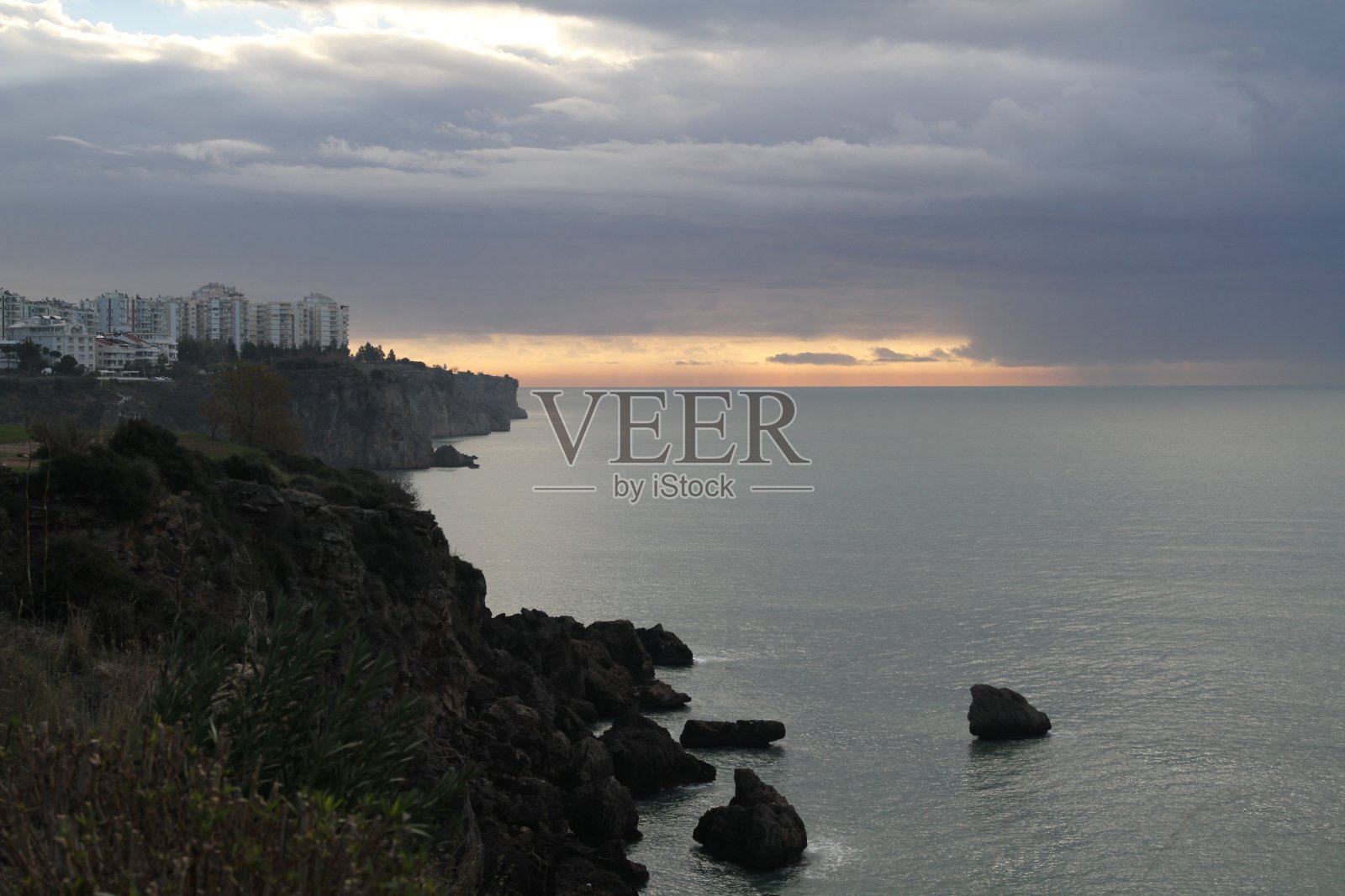 大海和岩石傍晚美丽的景色照片摄影图片