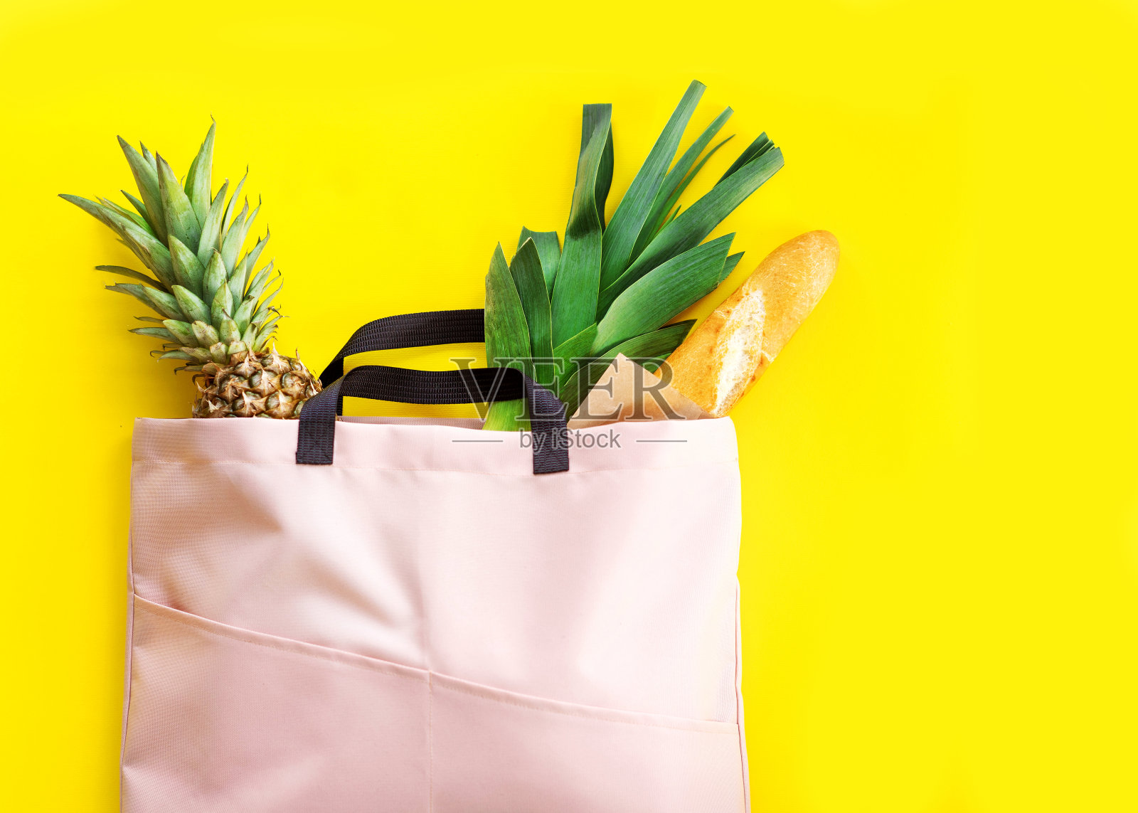 黄色背景的菠萝购物袋，外卖，外卖照片摄影图片