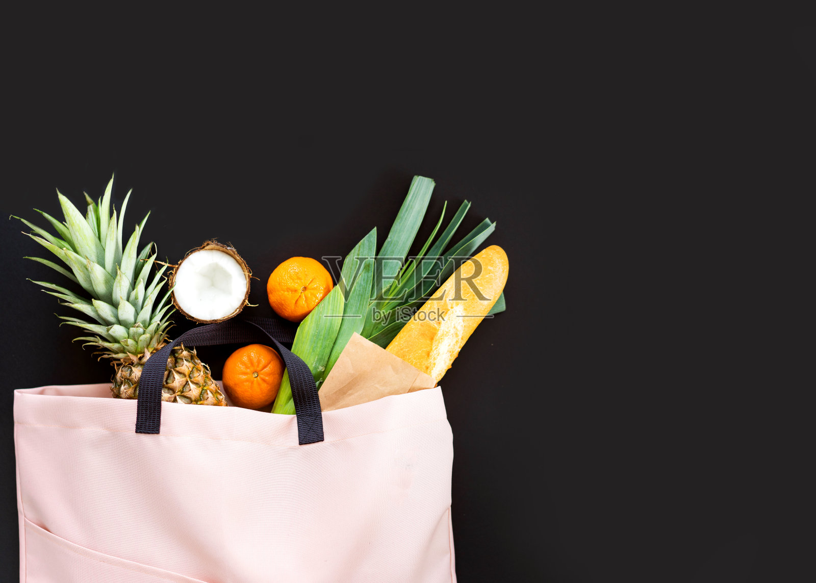 黄色背景的菠萝购物袋，外卖，外卖照片摄影图片