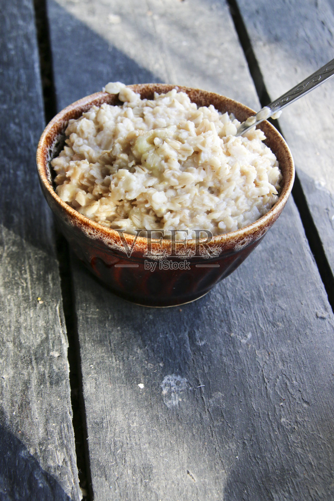 一杯燕麦片。照片摄影图片