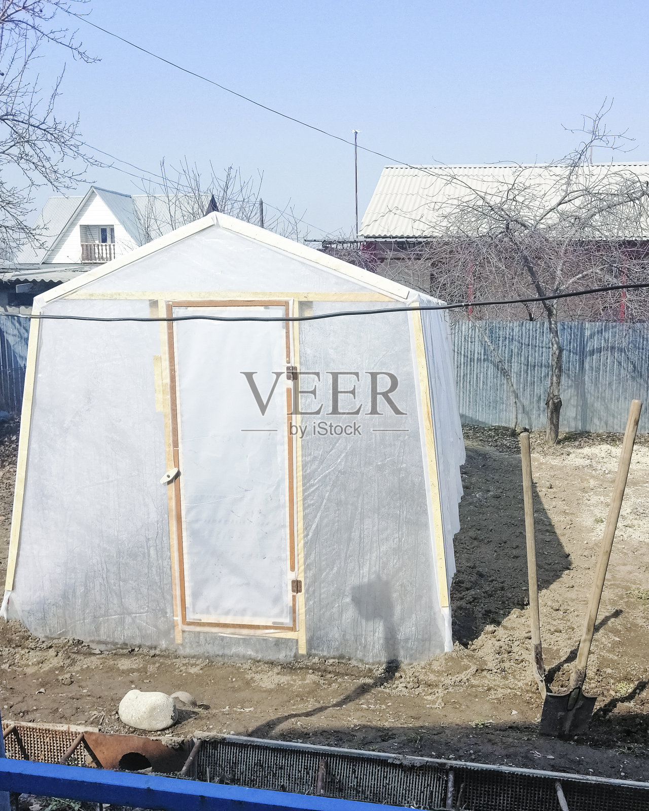 在花园中种植幼苗的温室。在花园里工作。园艺照片摄影图片