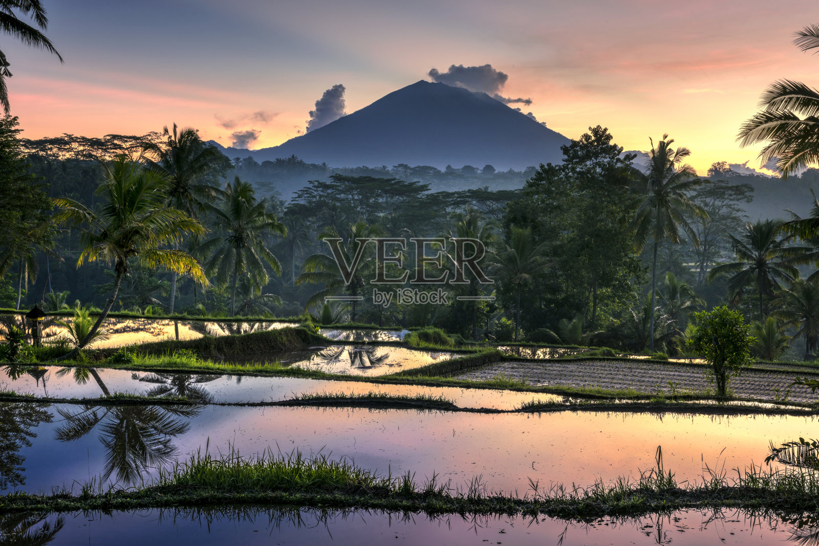 从巴利乌布的坦帕克Siring。云景照片摄影图片