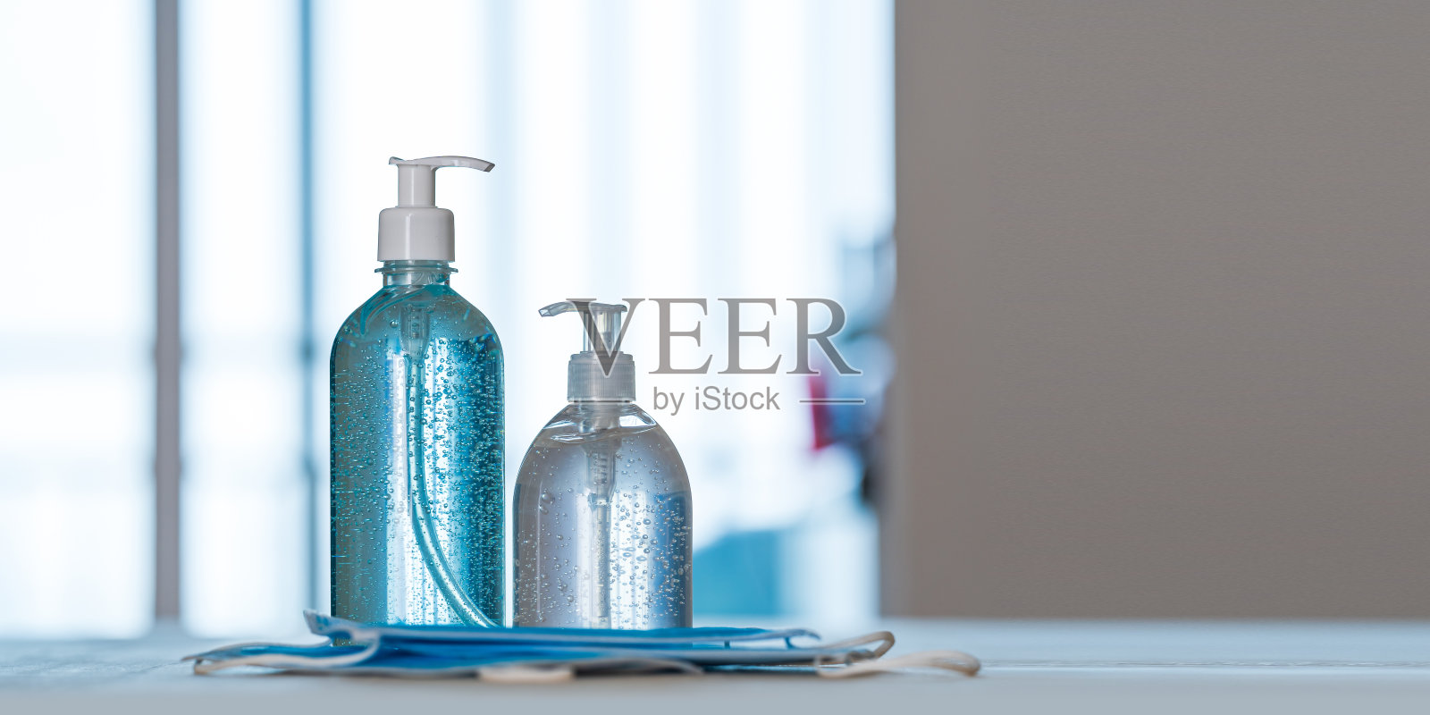 酒精凝胶洗手液和医用口罩照片摄影图片