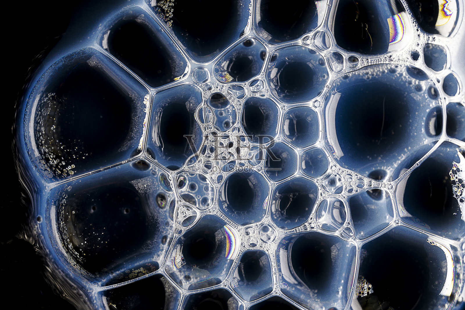 肥皂泡泡图案和设计形成的洗涤液体和液体肥皂。照片摄影图片