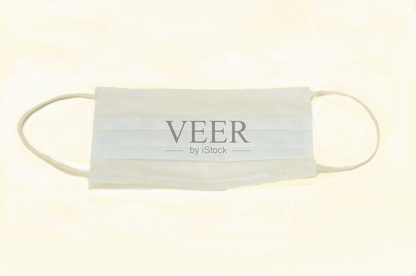 医用口罩隔离在白色背景上。照片摄影图片