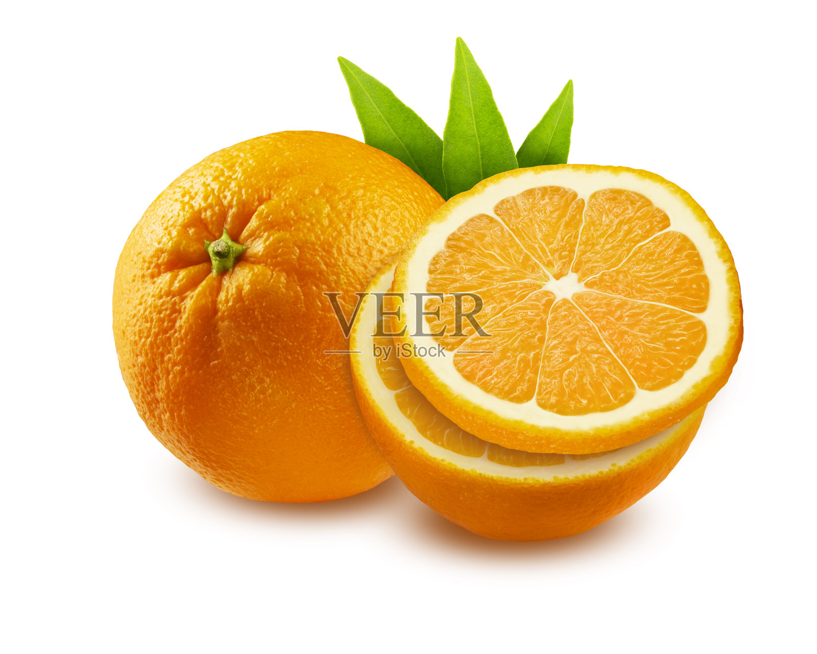 整个橙子和切片橙子水果与绿色叶子孤立在白色的背景照片摄影图片