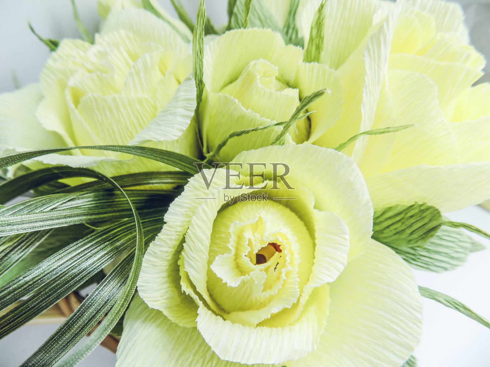 瓦楞绉纸花里面装满了糖果。手工制作的。制作礼物的热情照片摄影图片