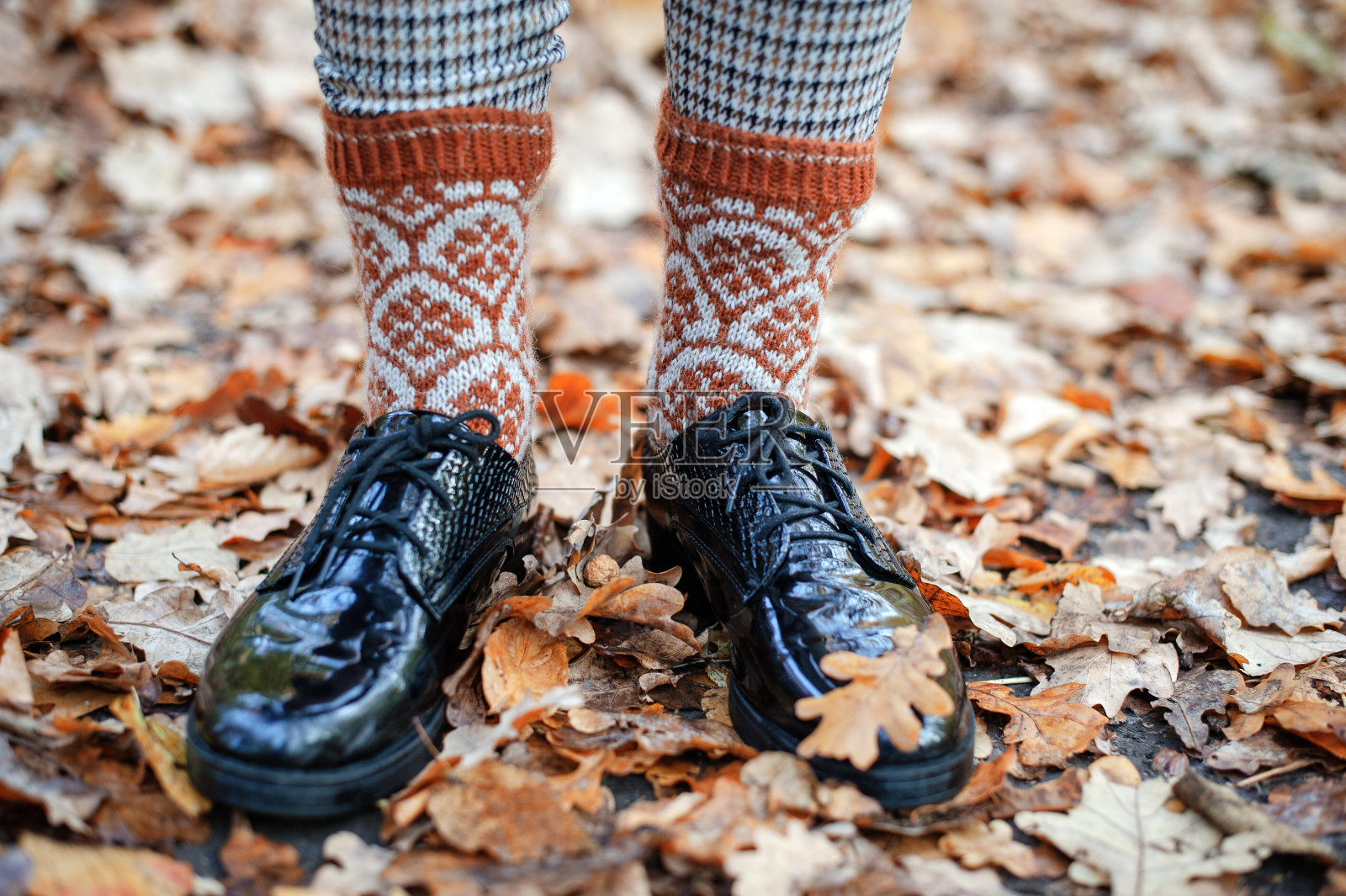 黑鞋和一个旧手提箱照片摄影图片