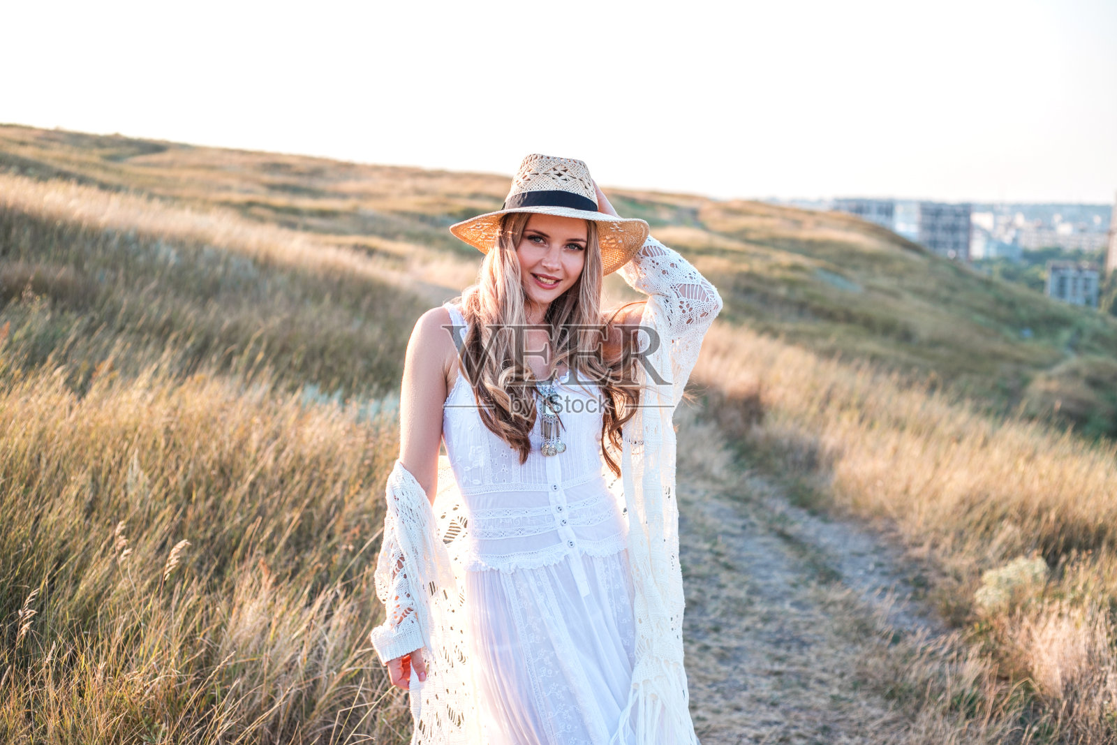 在日落时于户外享受大自然的女人照片摄影图片