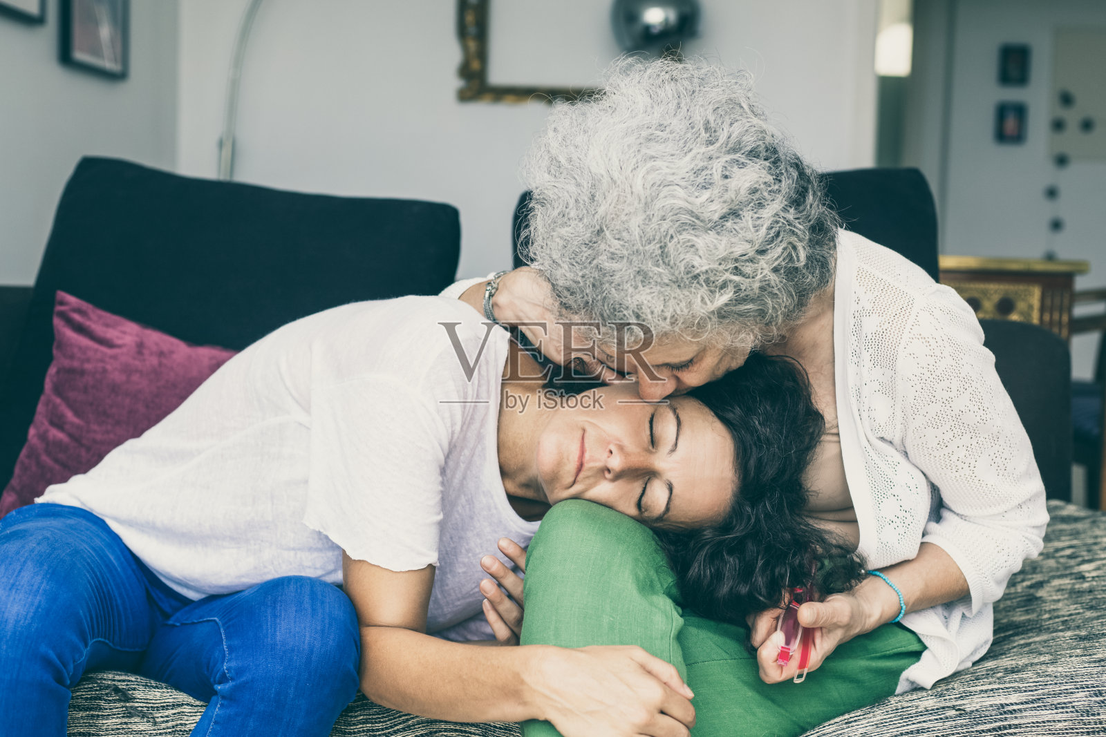 年长的母亲亲吻成年的女儿照片摄影图片
