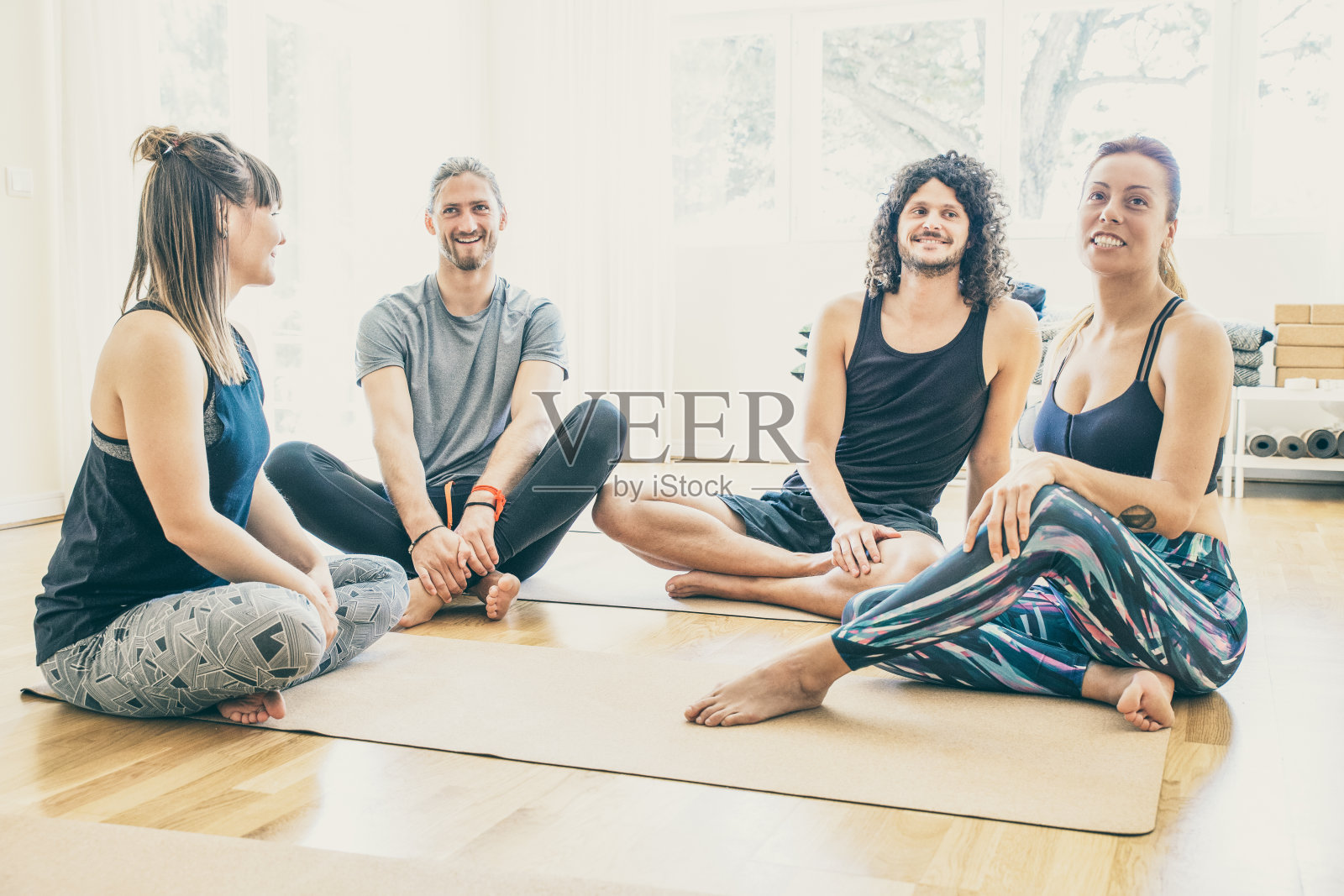 快乐的年轻人在瑜伽工作室照片摄影图片