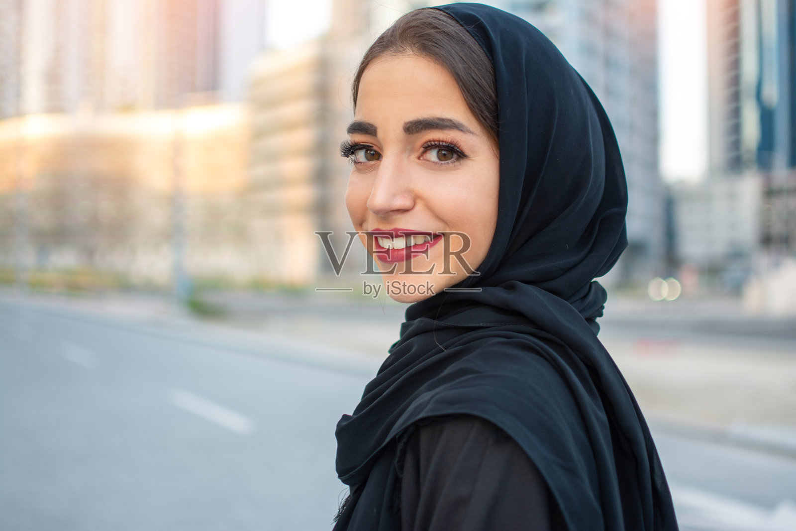 穿着传统阿拉伯服装的美丽中东阿拉伯年轻女性特写照片摄影图片