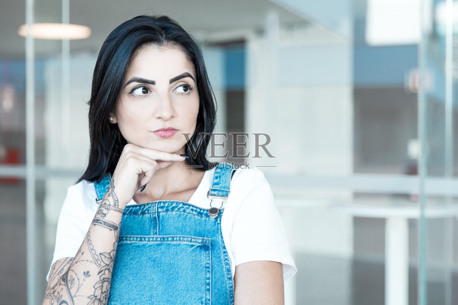 手托着下巴沉思的女人照片摄影图片