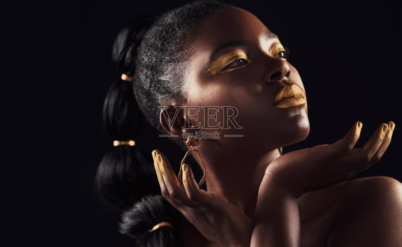 把黄金放在黑色素旁边，黑色素就会突出来照片摄影图片