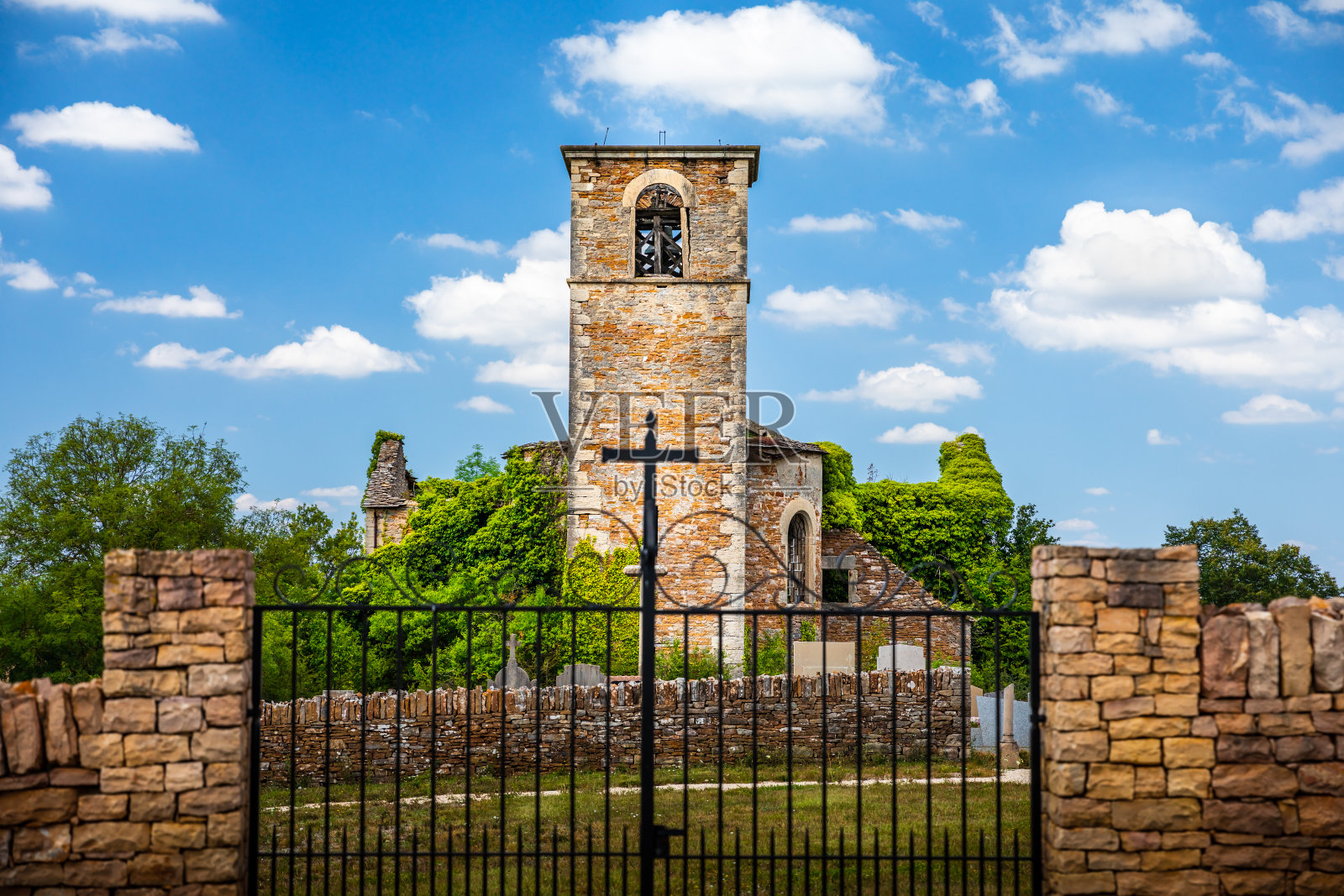 法国一处公墓旁的废弃石制教堂钟楼的古老废墟照片摄影图片