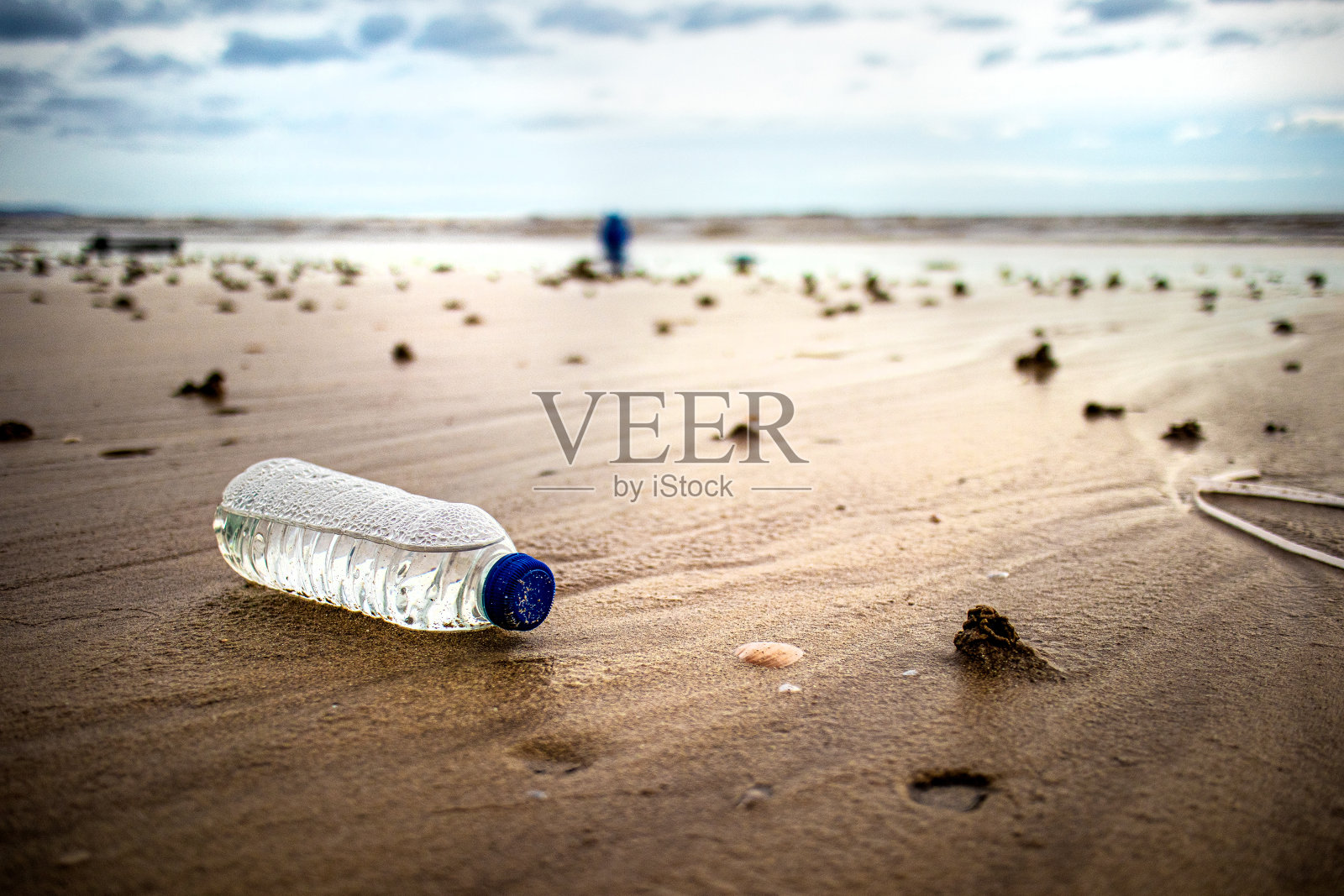 废弃的塑料瓶被潮水冲上了英国威尔士的一个海滩照片摄影图片