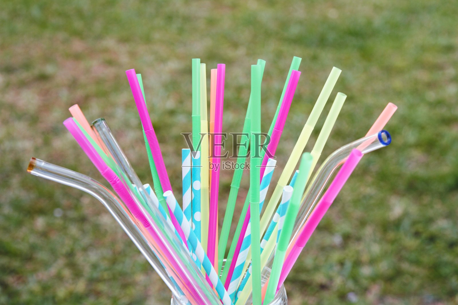 玻璃、纸和塑料吸管照片摄影图片