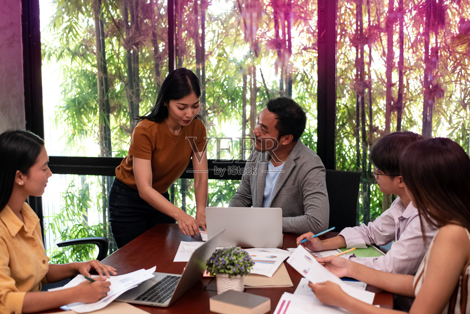 办公室里团队会议中忙碌的年轻商人照片摄影图片