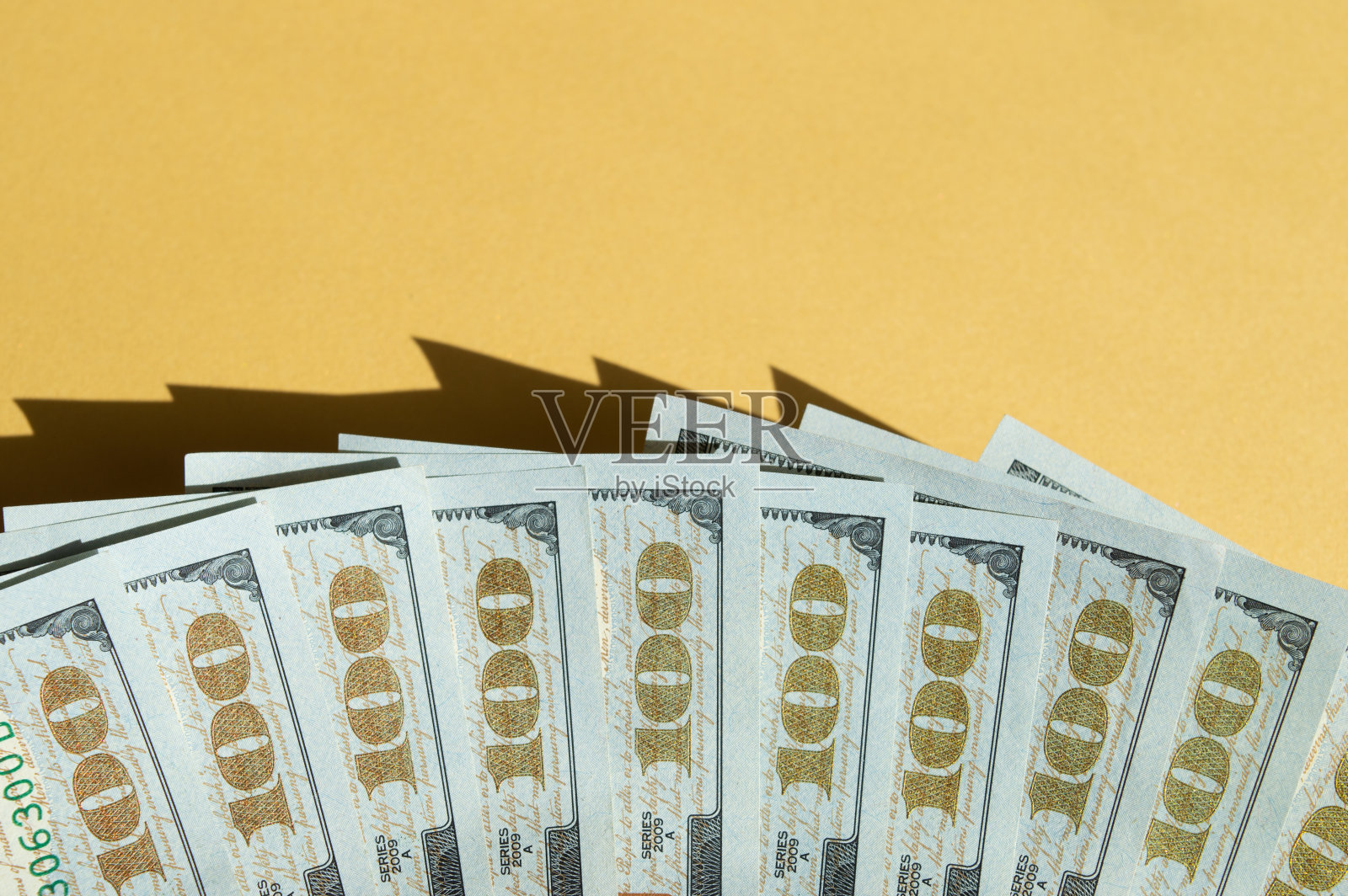 十张黄蓝底色的百元美钞。概念照片，美国货币的极简设计照片摄影图片