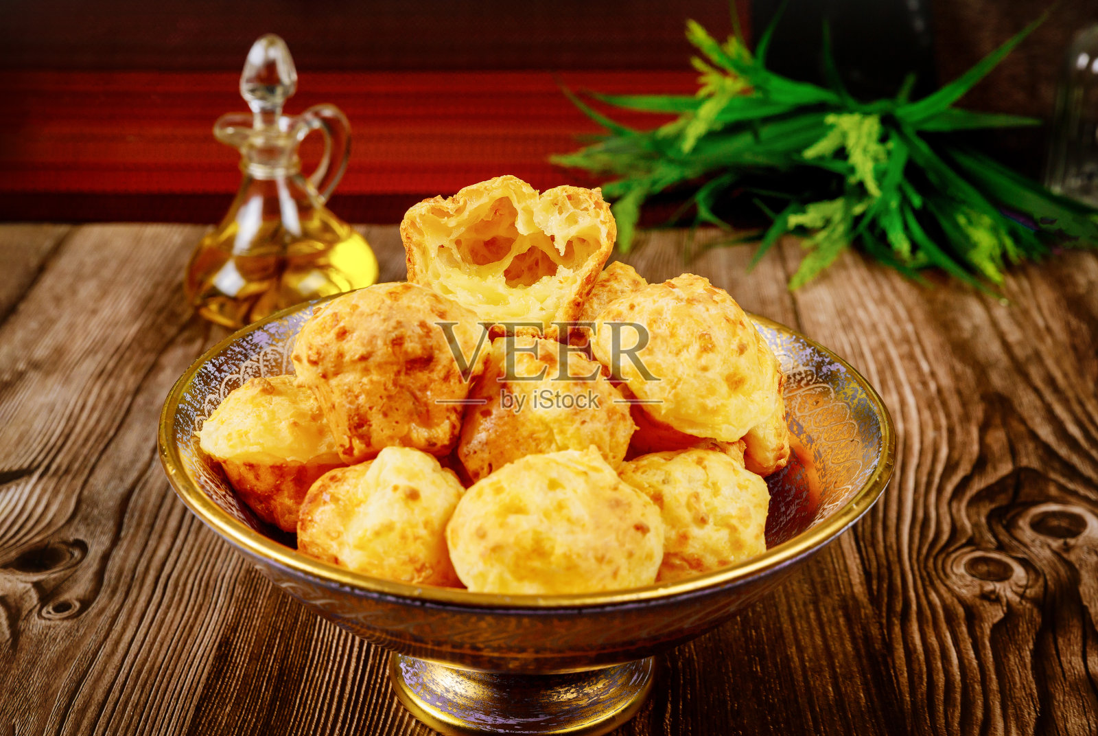 烤巴西芝士面包片在碗里。照片摄影图片