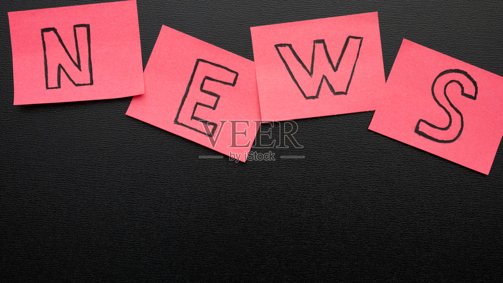 用贴纸在有题字空间的黑板上刻字。照片摄影图片