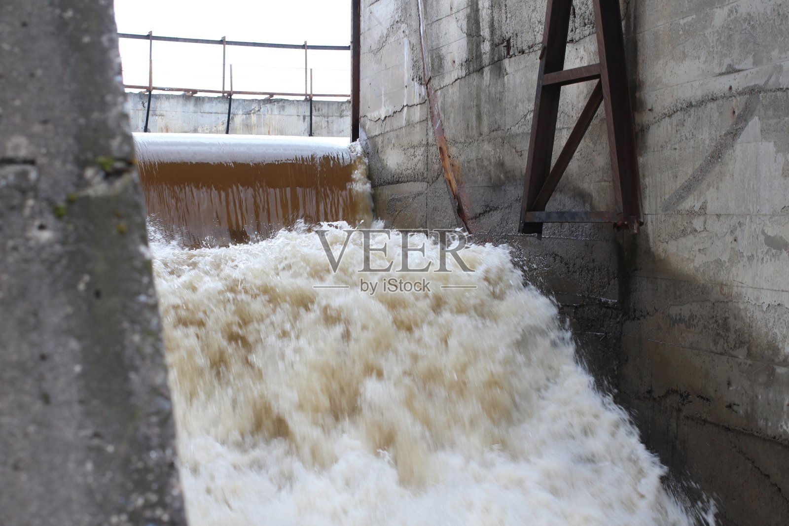 水从堰塞河的排洪道中流出照片摄影图片