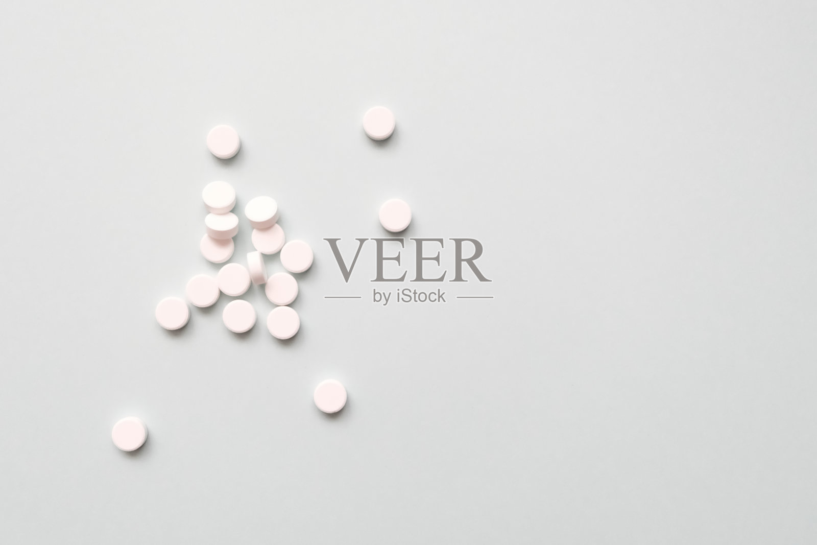 许多白色药丸在光的背景下，药照片摄影图片