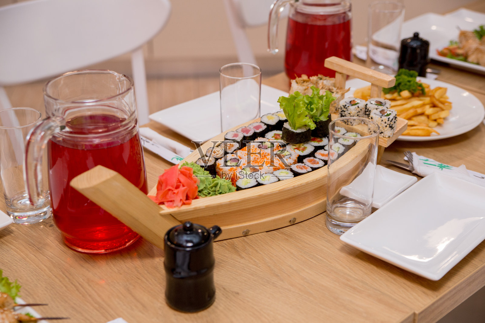 寿司和面包卷放在桌上照片摄影图片