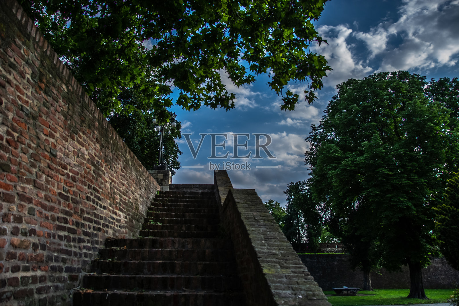 背景是一个古老堡垒的台阶上的天空照片摄影图片