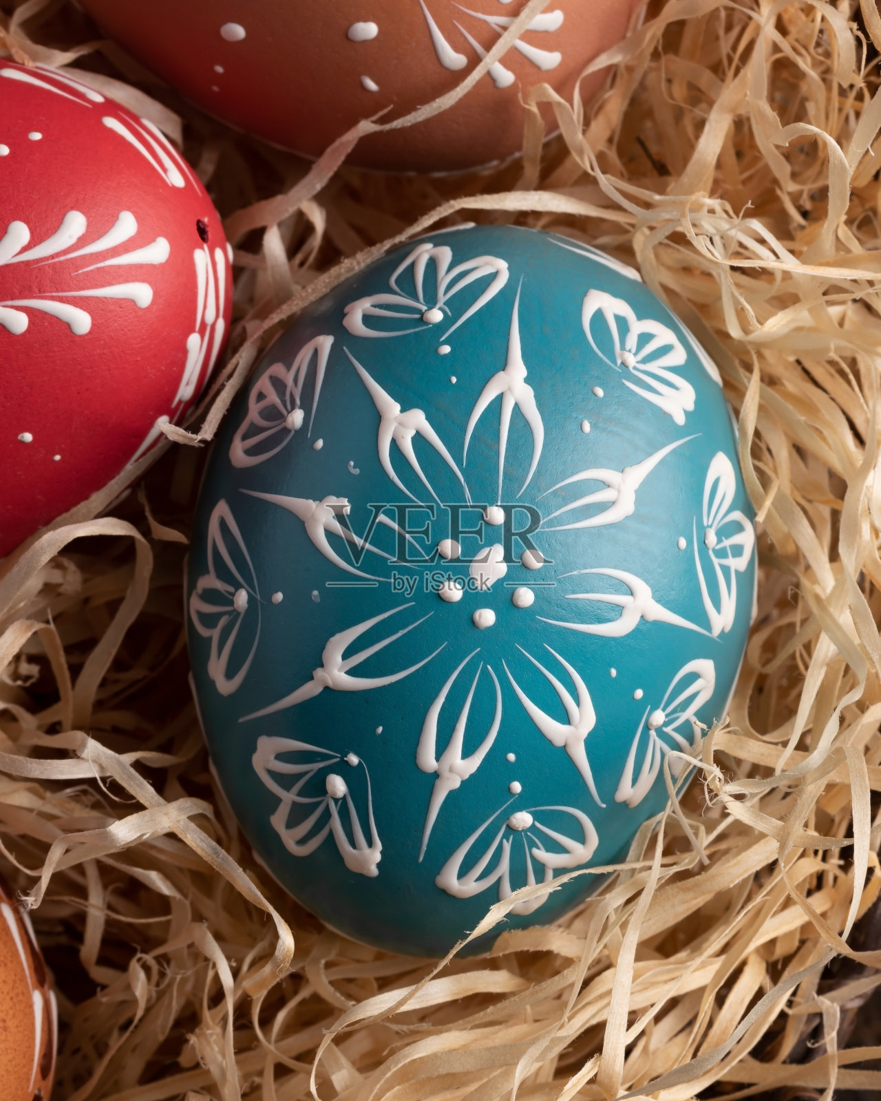 一个用蜡装饰的蓝色复活节彩蛋照片摄影图片