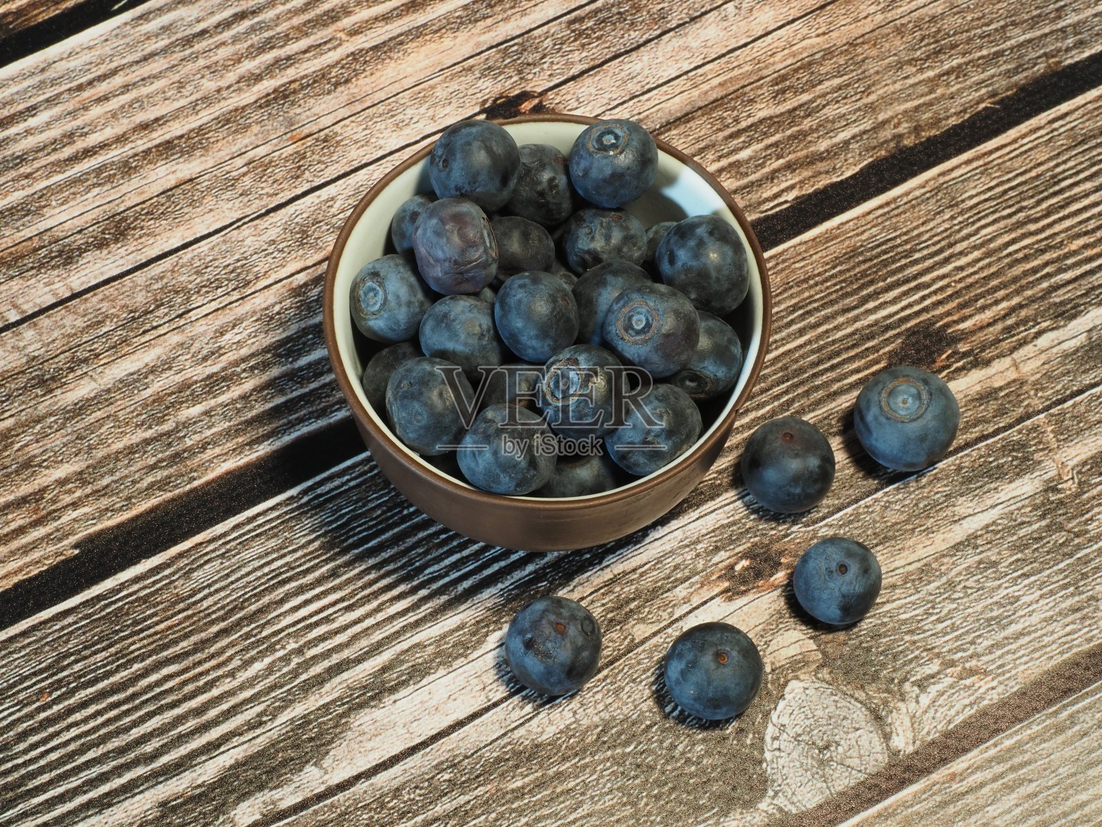 木背景碗里的蓝莓照片摄影图片
