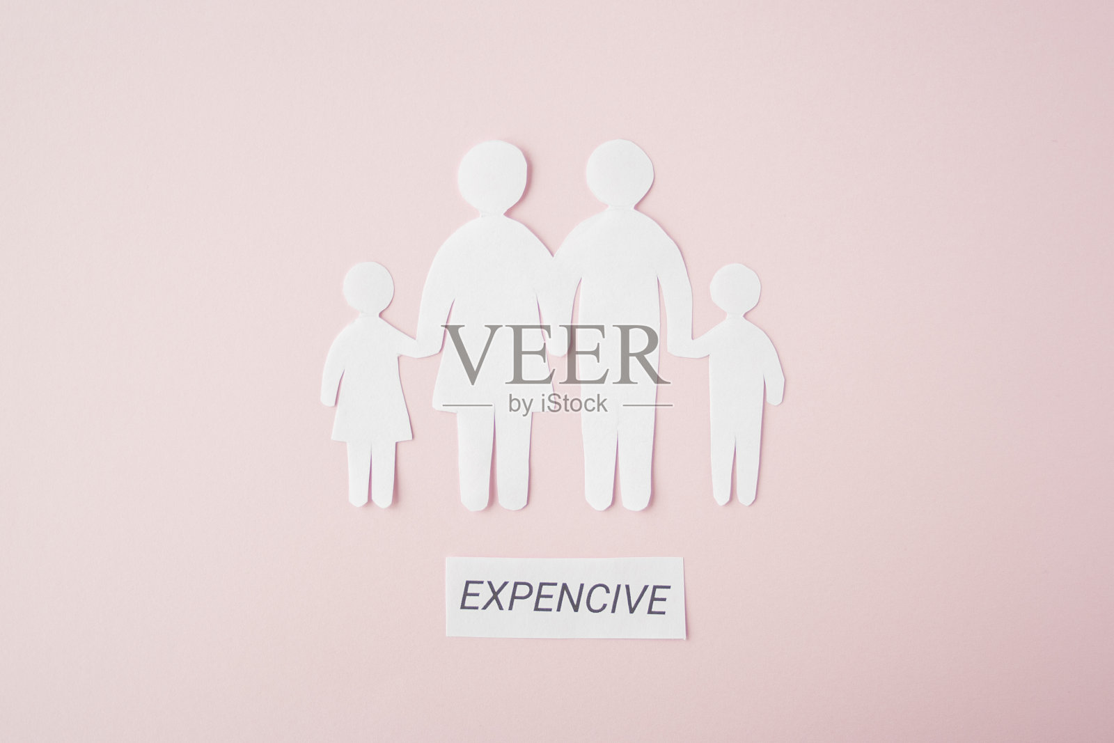 在亮粉色背景上剪纸家庭，家庭家庭，寄养，家庭心理健康，预算和金钱概念。纸家庭与短语报价昂贵照片摄影图片