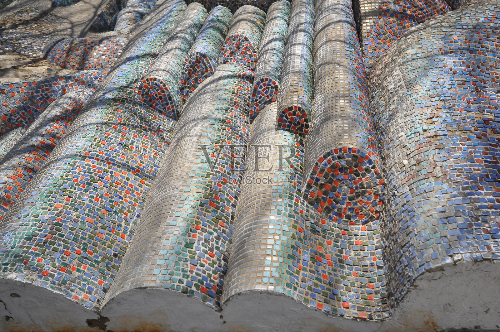 切尔诺贝利隔离区普里皮亚季的鬼城废弃建筑中，音乐学校的马赛克照片摄影图片