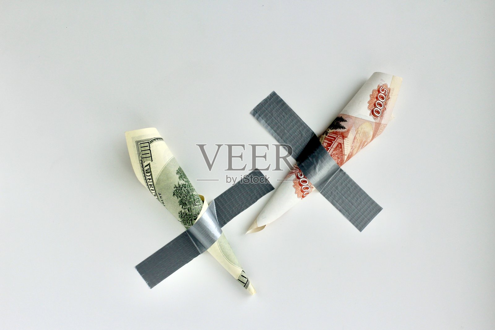 用胶带粘在墙上的钱，金融、汇率、全球经济、制裁概念，可用于贴纸、T恤丝网印刷，有复制空间照片摄影图片
