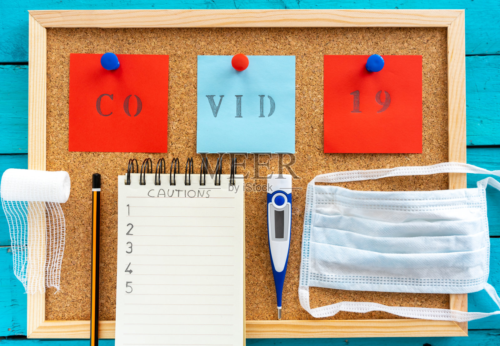 软木板上印有抗击covid-19的警示信息照片摄影图片