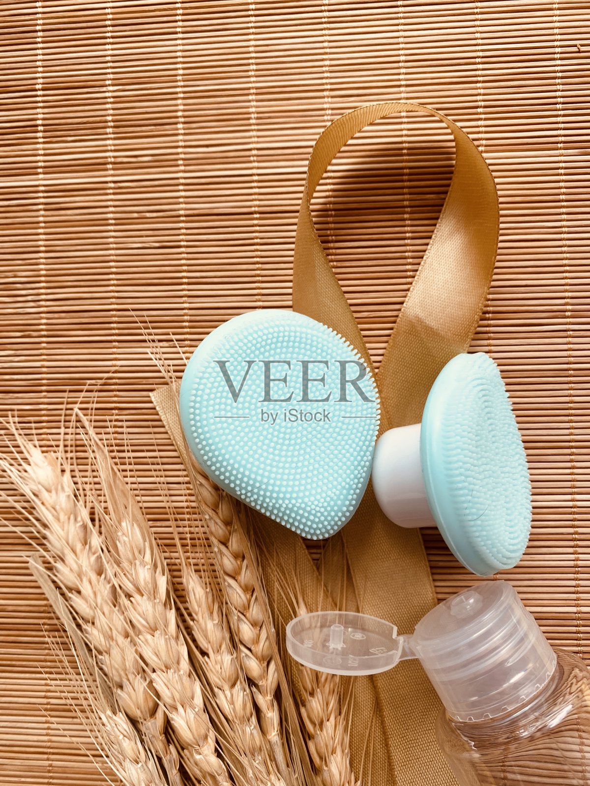 现代和微型清洁硅胶刷在竹子上与真实的外观照片摄影图片