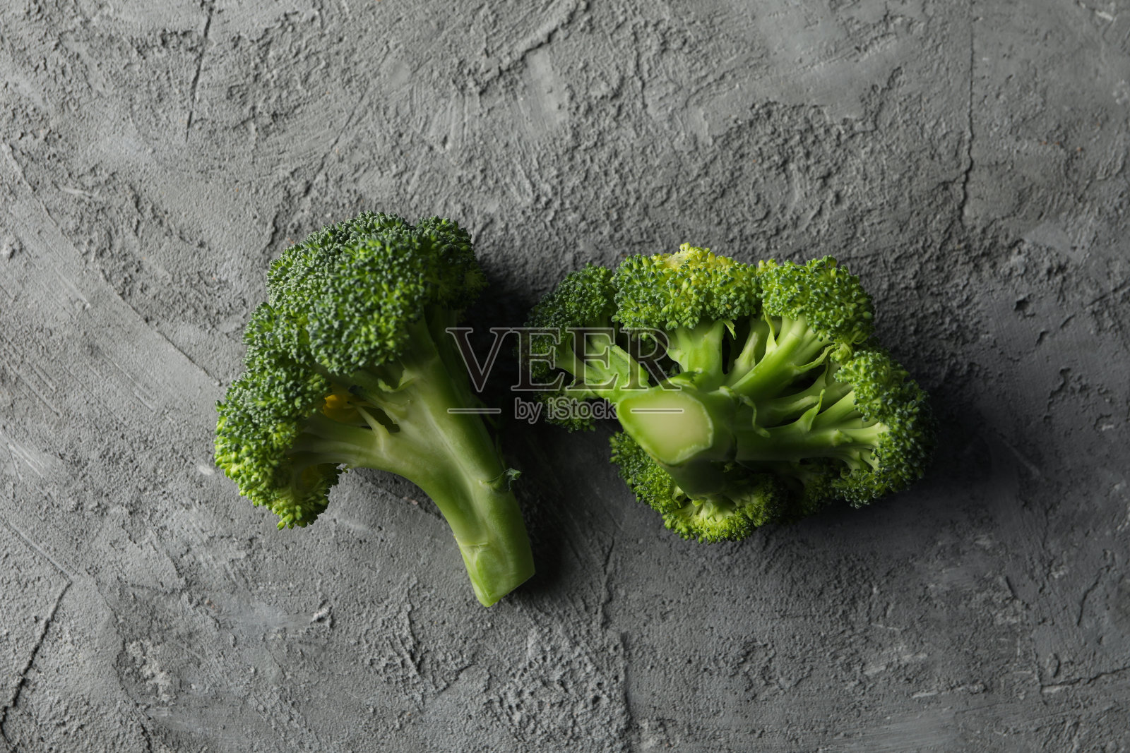 西兰花灰色背景，俯视图。健康的食物照片摄影图片