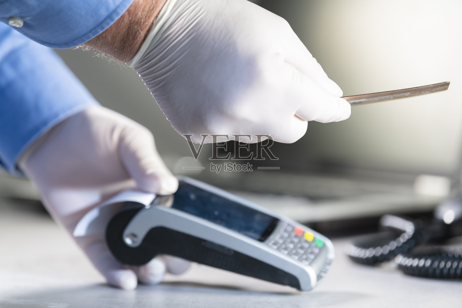 递上手套，交还信用卡照片摄影图片