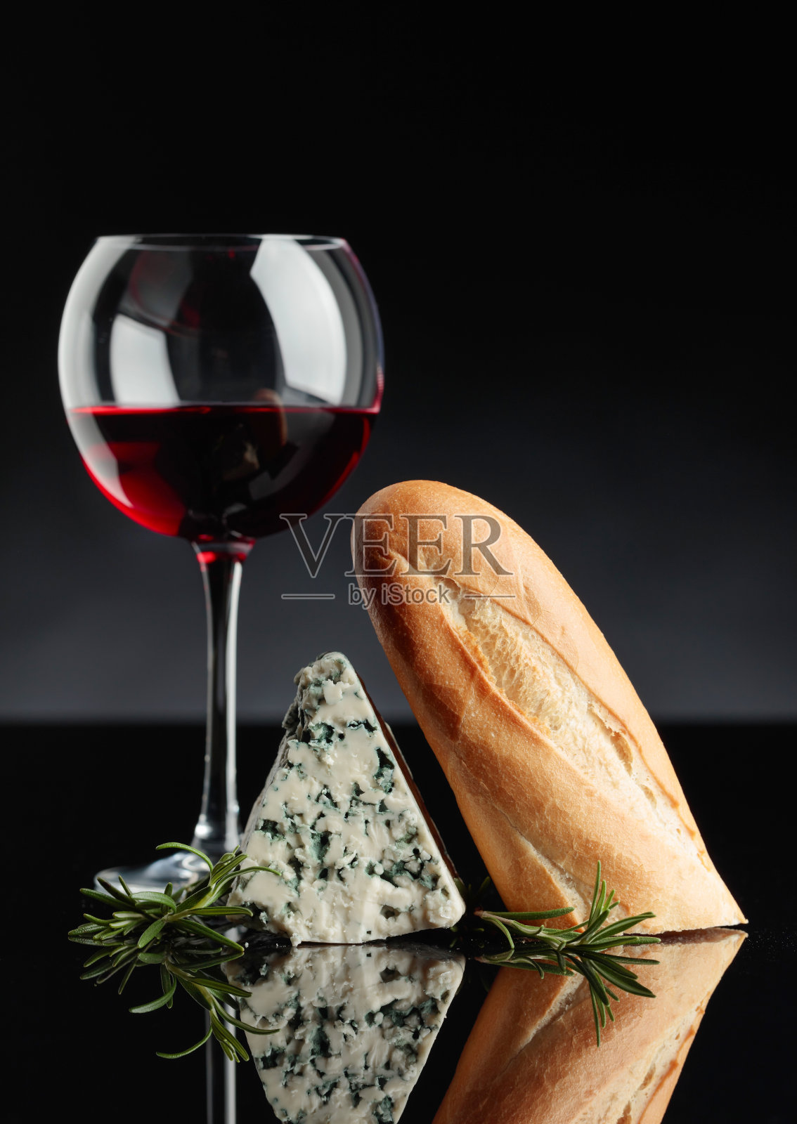 蓝奶酪配面包，迷迭香和葡萄酒。照片摄影图片