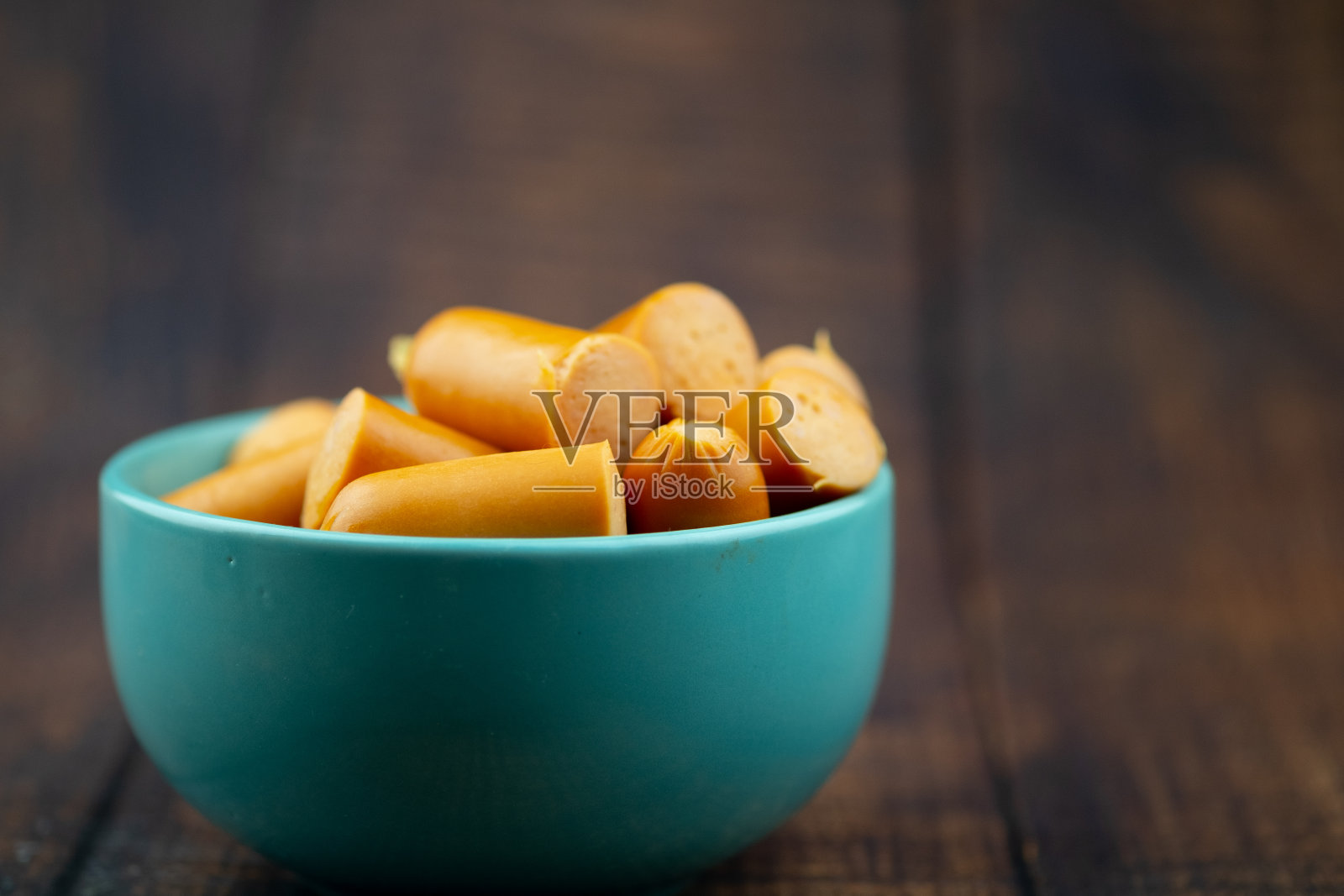 开胃菜:将猪肉香肠切成薄片，放在木桌上照片摄影图片