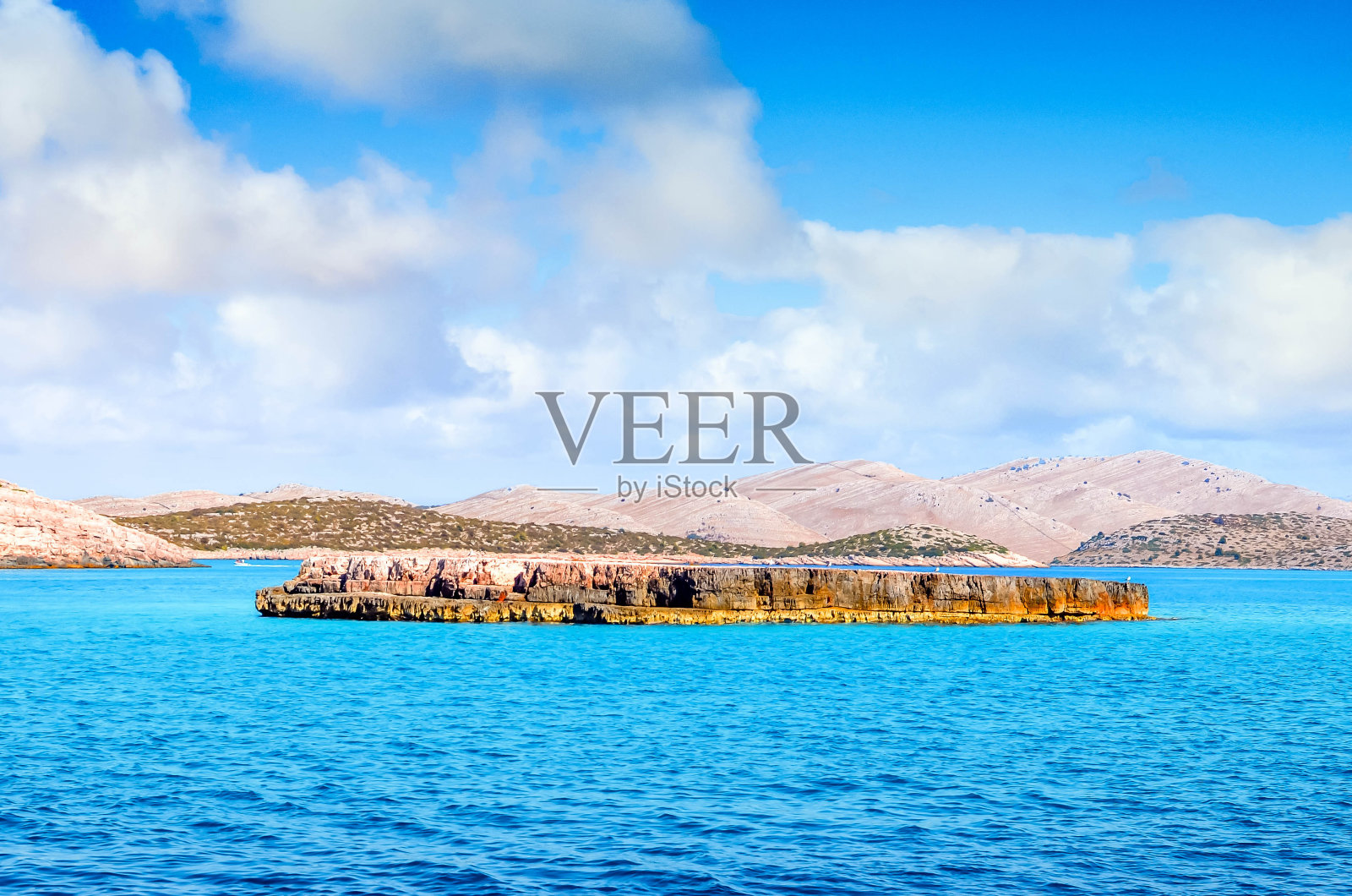 科尔纳蒂群岛令人印象深刻的悬崖景观照片摄影图片