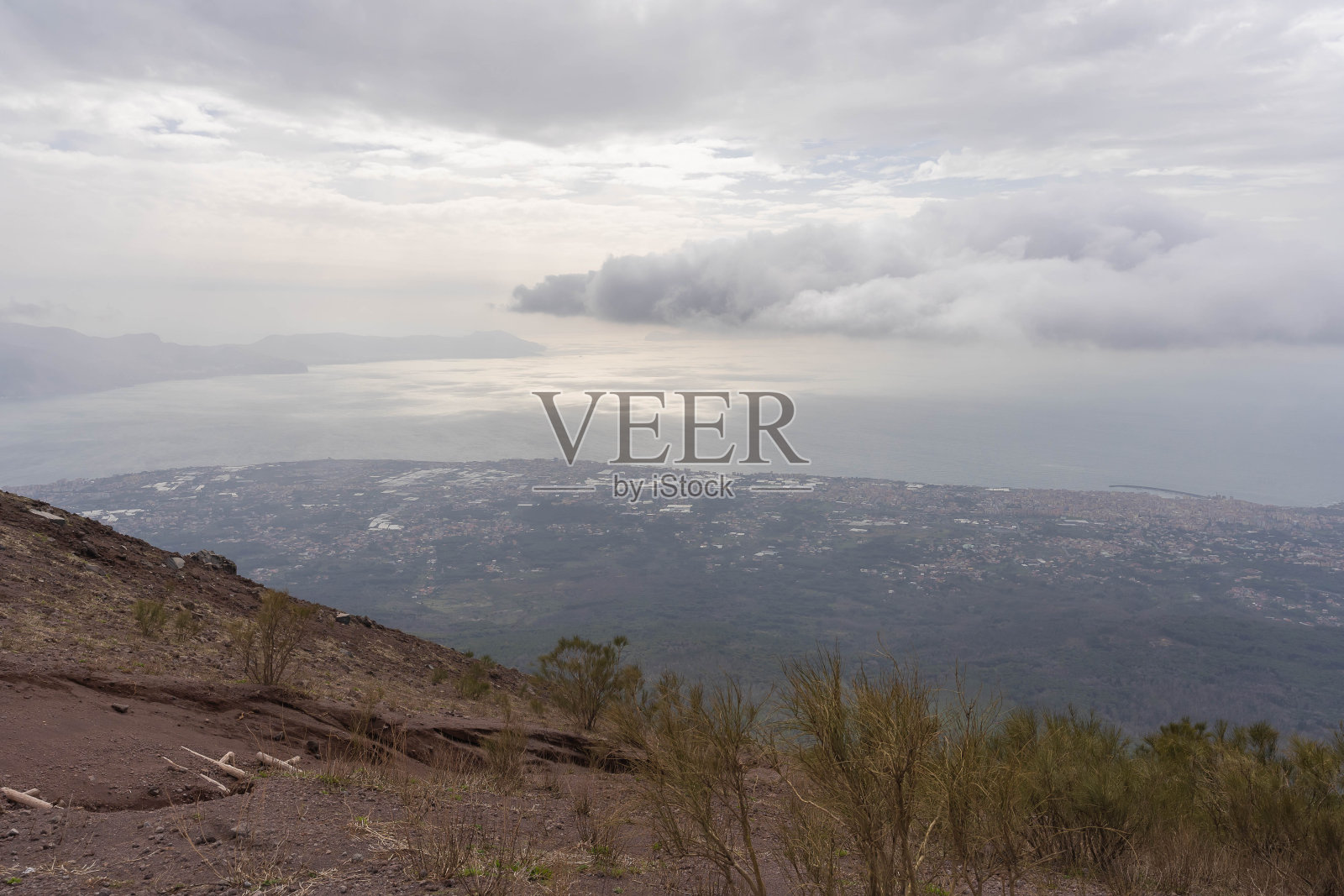 维苏威火山口阴云密布的天气，意大利照片摄影图片