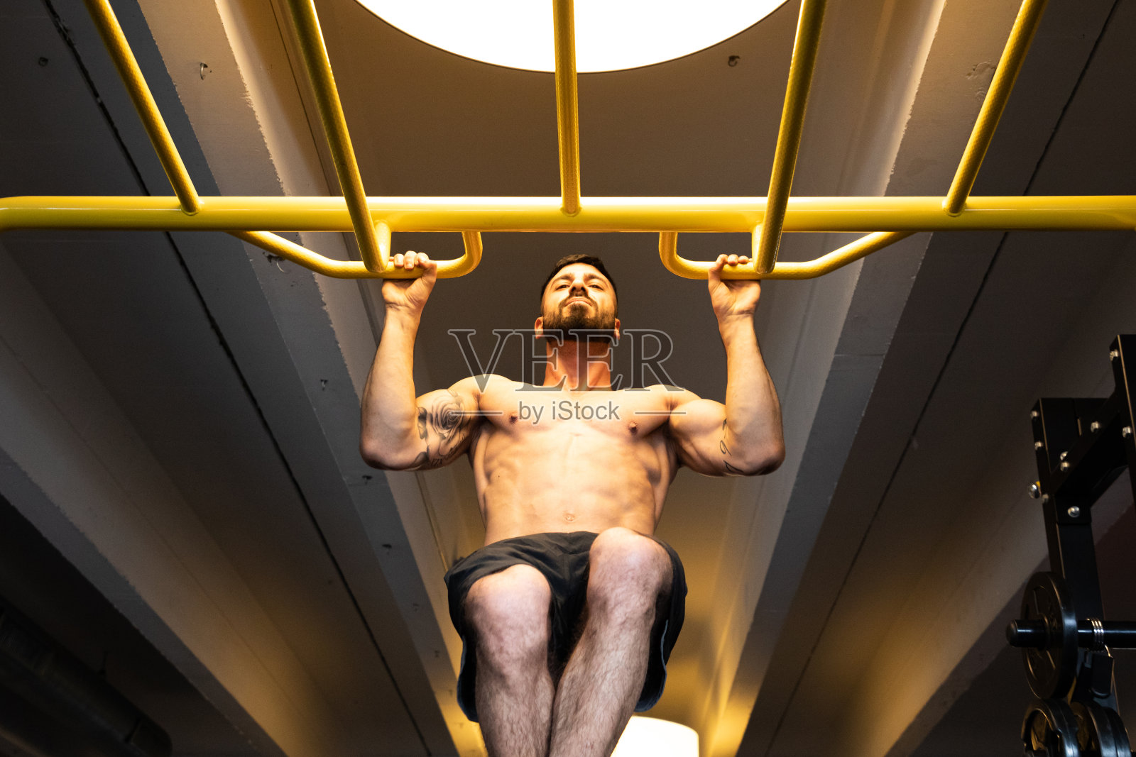 年轻人健身拉起训练锻炼锻炼照片摄影图片